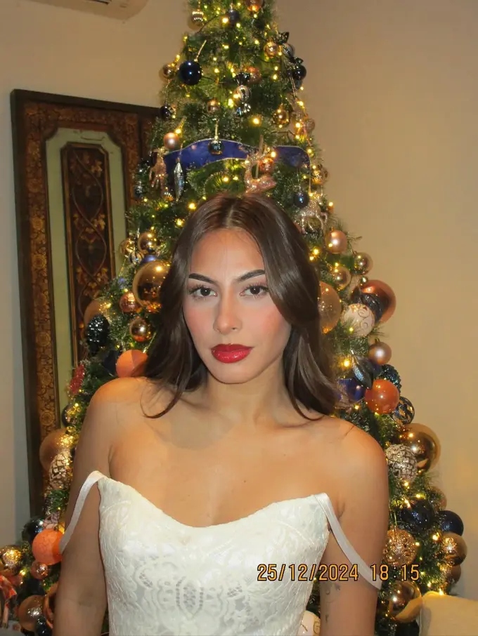 6 Potret Valerie Thomas Rayakan Natal 2024, Pancarkan Pesona Bak Pengantin dengan Gaun Korset Putih