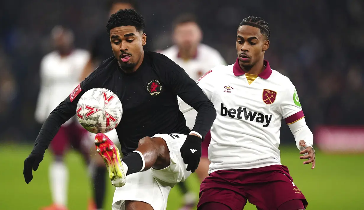 Pemain Aston Villa, Ian Maatsen (kiri) berebut bola dengan pemain West Ham United, Crysencio Summerville pada laga lanjutan putaran ketiga Piala FA di Villa Park, Brimingham, Inggris, Minggu (11/01/2025). (AP Photo/PA/Joe Giddens)