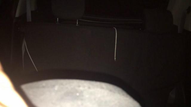 Seorang pengguna jasa angkutan berbasis online mengeluhkan tentang ada penumpang lain di belakangnya, padahal sang sopir mengaku tak melihat ada penumpang lain.