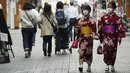 Orang-orang yang mengenakan masker pelindung untuk membantu mengekang penyebaran virus corona berjalan melalui arena perbelanjaan di distrik Asakusa di Tokyo, Rabu (31/3/2021).  Ibukota Jepang mengonfirmasi lebih dari 410 kasus virus corona baru pada hari Rabu. (AP Photo/Eugene Hoshiko)