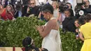 Reaksi Kesha Ward saat dilamar sang kekasih, rapper 2 Chainz pada Met Gala 2018 di Metropolitan Museum of Art, New York, Senin (7/5). Chainz berlutut di karpet putih Met Gala untuk melingkarkan cincin di jari Kesha. (Neilson Barnard/GETTY IMAGES/AFP)