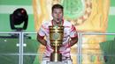 Pemain Leipzig, Willi Orban merayakan kemenangan timnya usai mengalahkan SC Freiburg pada partai final DFB Pokal atau Piala Liga Jerman yang berlangsung di Stadion Olimpiade di Berlin, Jerman, Sabtu, 21 Mei 2022 waktu setempat. Die Bullen berhasil menang lewat babak adu penalti dengan skor 4-2 usai laga berjalan imbang 1-1. (AP/Michael Sohn)