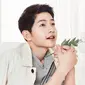 Song Joong Ki tampil di sebuah majalah fashion dengan gaya rambutnya yang tak biasa.(Foto: Soompi.com)