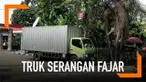 Petugas Gabungan Bawaslu dan aparat keamanan menyita sebuah truk yang membawa ratusan dus makanan siap saji dan sembako. Diduga makanan siap saji tersebut digunakan untuk serangan fajar Pilpres 2019