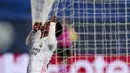 Penyerang Real Madrid, Vinicius Junior, tampak kecewa usai gagal mencetak gol ke gawang Atalanta pada laga Liga Champions di Stadion Alfredo di Stefano, Rabu (17/3/2021). Real Madrid menang dengan skor 3-1. (AP/Bernat Armangue)