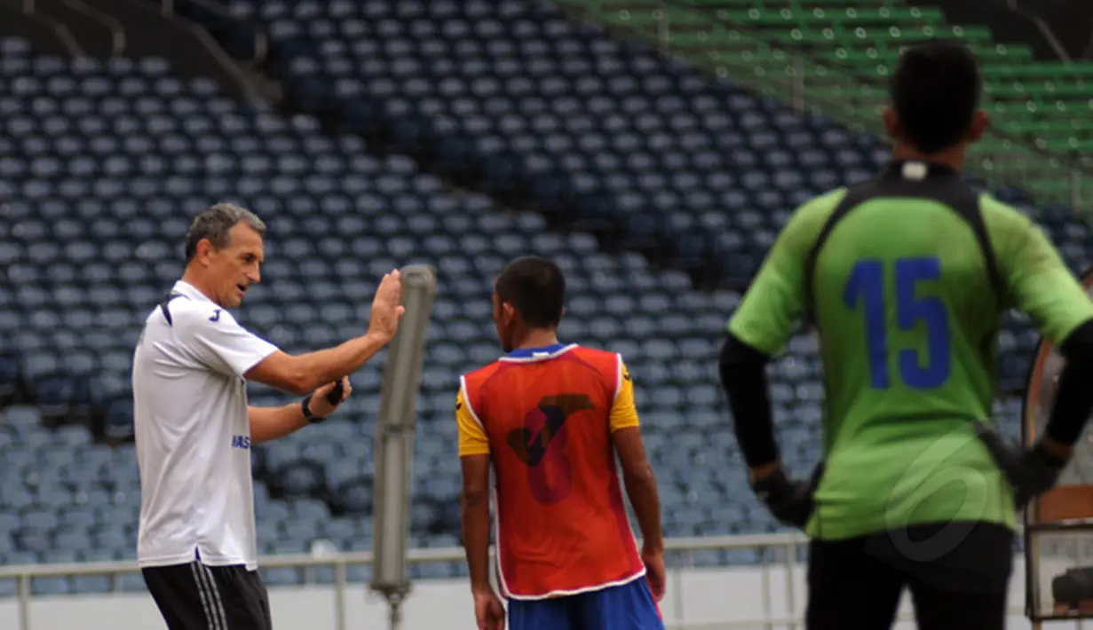 Direktur Teknik Barito Putera, Milomir Seslija (kiri) berbincang dengan salah satu pemainnya saat laga uji coba melawan Persija di Stadion GBK Jakarta, Rabu (4/2/2015).(Liputan6.com/Helmi Fithriansyah)