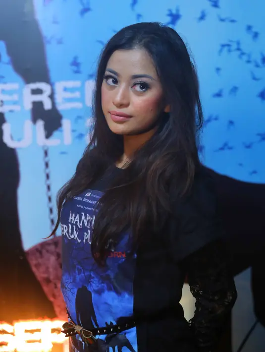 "Dibayar berapa, yang penting gak mikirin tiket pesawat. Sudah dijamin semuanya, buat aku bukan di nominal. Tapi buat aku rasa rindu dan cinta yang masih cinta main film di tanah air," tutur Angie Virgin. (Nurwahyunan/Bintang.com)