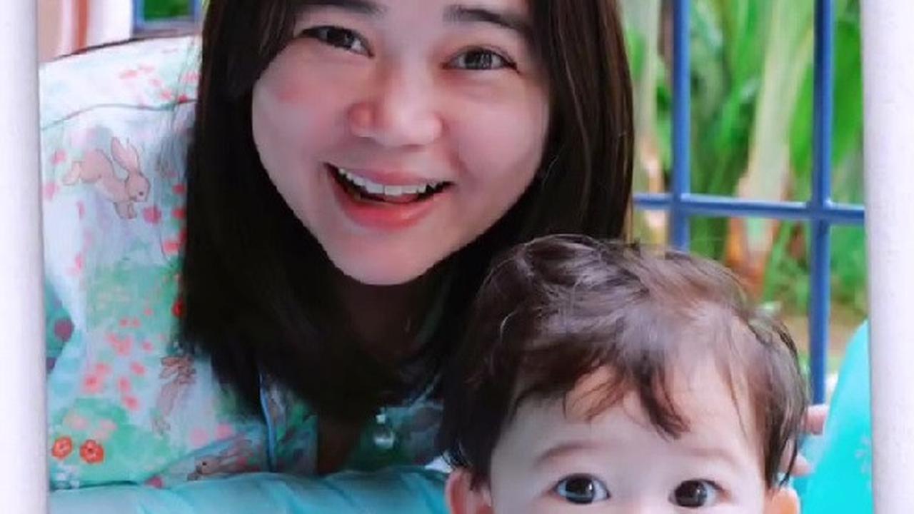 Potret Baby Biel Anak Denny Sumargo dan Olivia Allan Makan Semangka, Gemas Pakai Baju Nanas