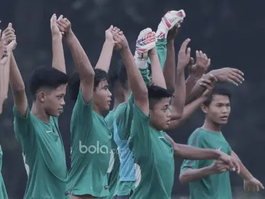 Para pemain Timnas Indonesia U-16 memberikan aplaus kepada penonton usai laga melawan Persija Jakarta U-16 pada laga uji coba di Stadion Atang Sutresna, Jakarta, Selasa (4/7/2017). Indonesia menang 5-0 atas Persija. (Bola.com/M Iqbal Ichsan)