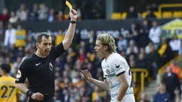 Wasit Peter Bankes mengganjar kartu kuning kepada gelandang Chelsea, Conor Gallagher saat menghadapi Wolverhampton Wanderers pada laga pekan ke-30 Liga Inggris 2022/2023 di Molineux Stadium, Wolverhampton, Sabtu (8/4/2023). (AP Photo/Rui Vieira)