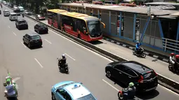 Bus Tansjakarta melintasi jalan Hayam Wuruk saat pengalihan arus di sebagian ruas jalan Gajah Mada, Jakarta, Senin (2/1). Pengalihan akibat kebakaran yang terjadi di Grand Hotel Paragon. (Liputan6.com/Helmi Fithriansyah)