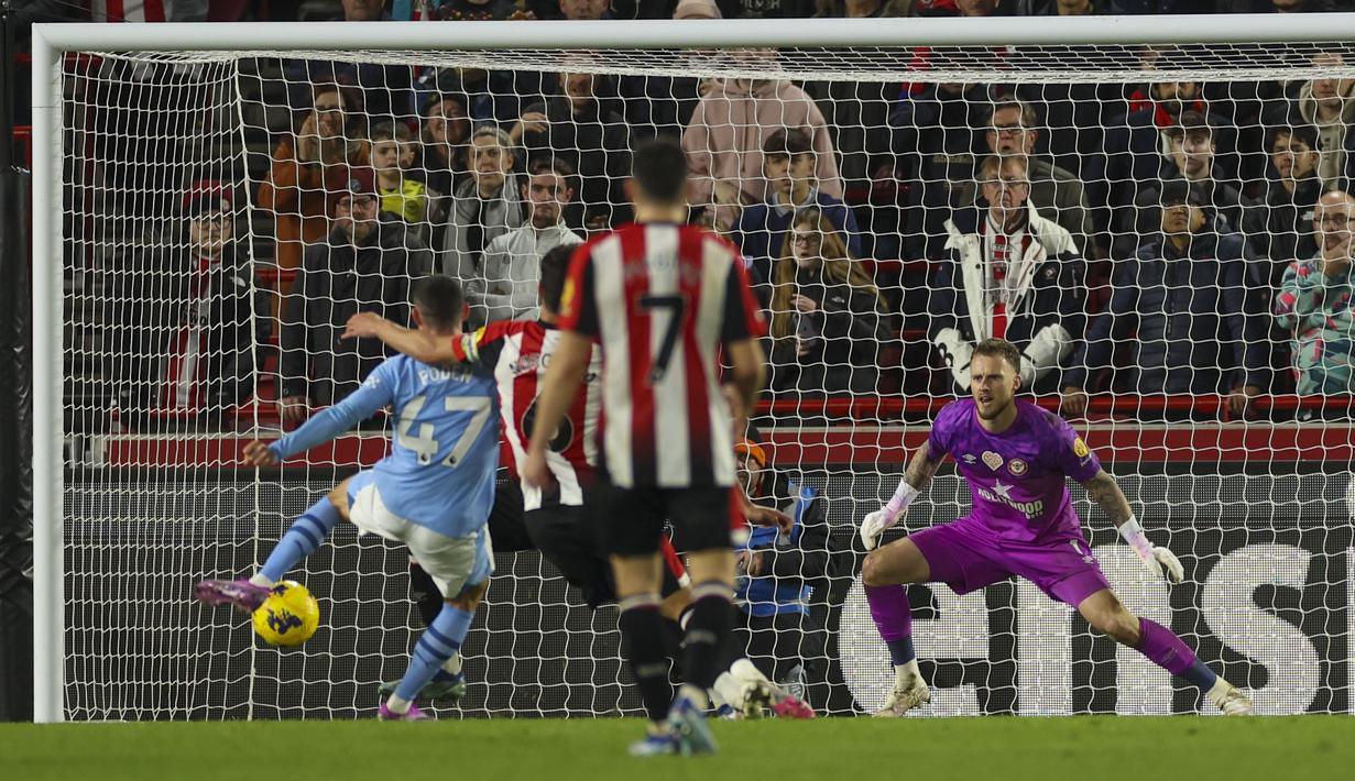 Pemain Manchester City, Phil Foden, mencetak gol ke gawang Brentford pada laga Liga Inggris di Stadion Gtech Community, Selasa (6/2/2024). (AP Photo/Ian Walton)