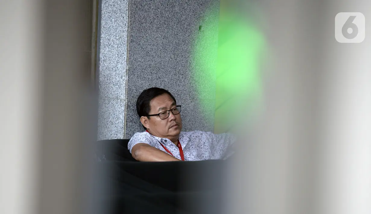 Mantan Ketua DPRD Kabupaten Bengkalis Abdul Kadir menunggu pemeriksaan di Gedung KPK, Jakarta, Rabu (18/3/2020). Kadir diperiksa sebagai saksi untuk tersangka Bupati nonaktif Bengkalis Amril Mukminin terkait dugaan menerima suap proyek pembangunan Jalan Duri-Sei Pakning. (merdeka.com/Dwi Narwoko)