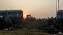 Alat berat digunakan untuk mencari dan mengevakuasi korban kecelakaan kereta api di Pukhrayan, Kanpur, India (21/11). Menurut keterangan kepolisian setempat, korban yang meninggal tercatat lebih dari 100 orang. (Reuters/ Jitendra Prakash)