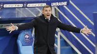 Ekspresi pelatih Ukraina, Andriy Shevchenko, saat melawan Prancis pada laga Kualifikasi Piala Dunia di Stadion Saint Denis, Paris, Kamis (25/3/2021). Kedua tim bermain imbang 1-1. (AP Photo/Thibault Camus)