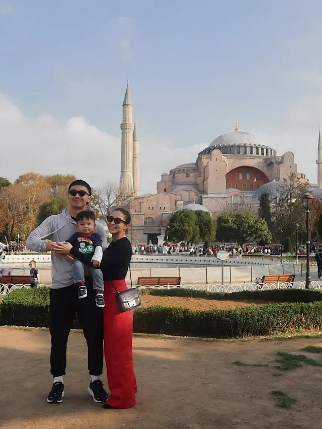 Baby Issa anak Nikita Willy tampil stylish saat liburan di Turki