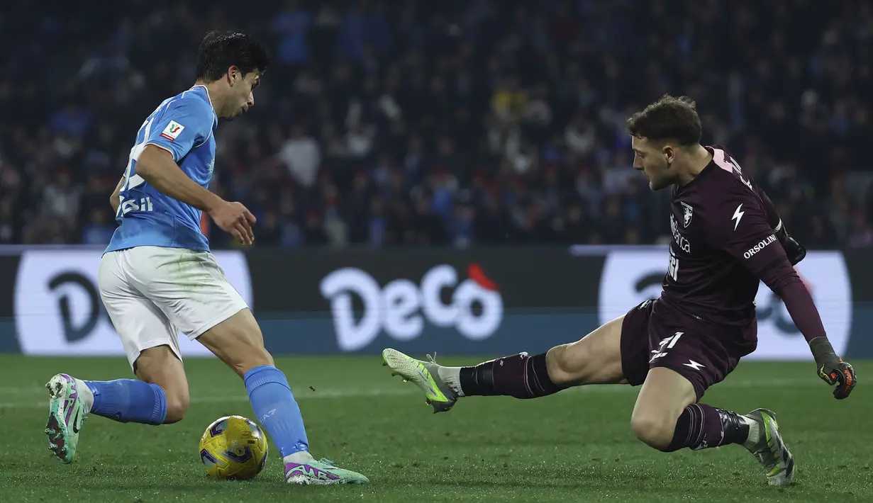 Striker Napoli, Giovanni Simeone (kiri) berusaha mencetak gol dengan melewati kiper Frosinone, Michele Cerofolini pada laga babak 16 besar Coppa Italia 2023/2024 di Diego Armando Maradona Stadium, Naples, Rabu (20/12/2023) dini hari WIB. (LaPresse via AP Photo/Alessandro Garofalo)