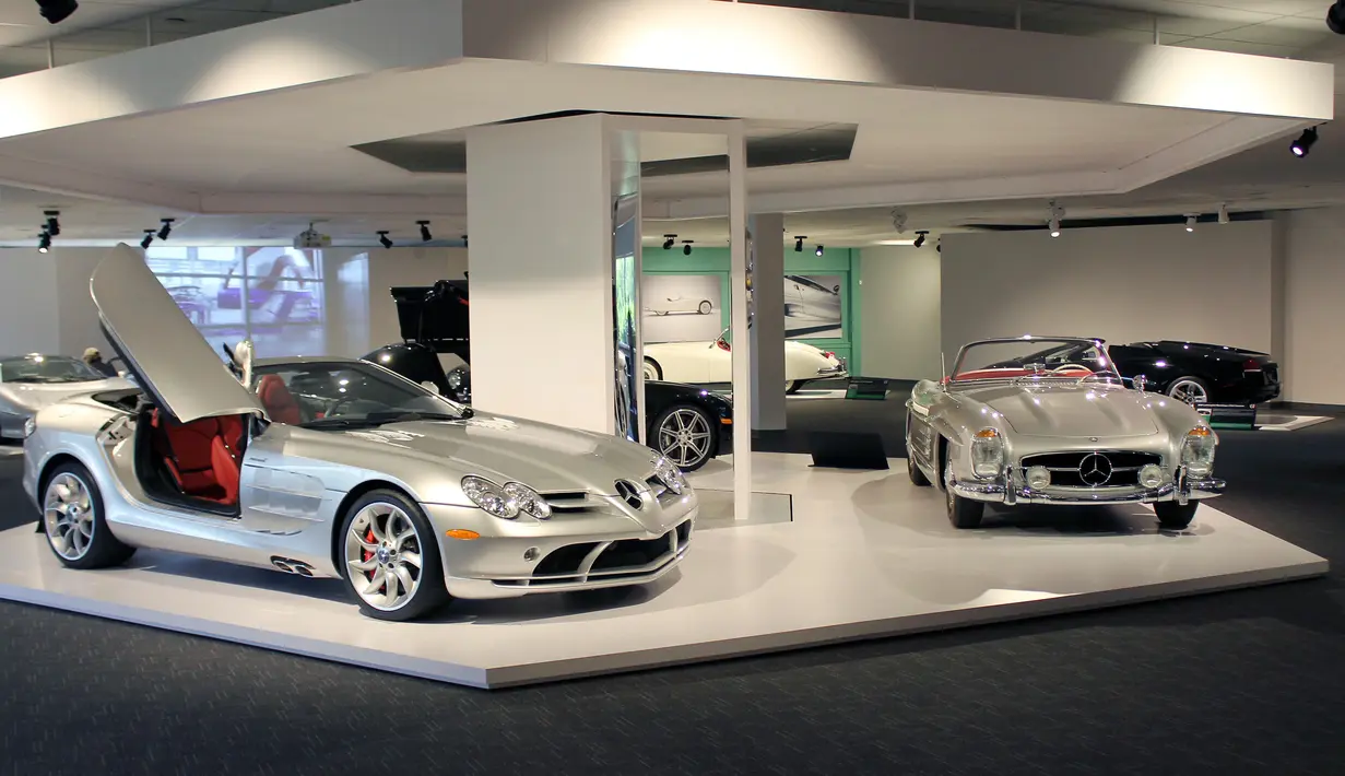 Sejumlah mobil mewah dipajang di Newport Car Museum di Portsmouth (13/6). (AP Photo / Michelle R. Smith)