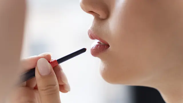 Lip liner membantu membentuk batas bibir dengan rapi