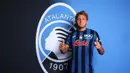 Satu lagi pemain baru Atalanta yang langsung mencetak gol pada pekan pertama Serie A 2024/2025 saat menang 4-0 atas Lecce (18/8/2024) adalah Mateo Retegui. Striker asal Italia berusia 25 tahun ini juga didatangkan dari sesama tim Serie A, Genoa dengan nilai transfer 22 juta euro. (atalanta.it)