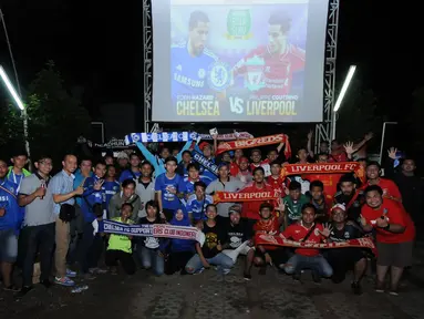 Dua kubu supporter Chelsea (CISC Bekasi) dan Liverpool (Big Reds Bekasi) berfoto bersama usai menggelar nonton bola seru di Alibaba Futsal, Bekasi, Minggu (10/5/2015). Laga antara Chelsea dan Liverpool berakhir imbang. (Liputan6.com/Helmi Fithriansyah)