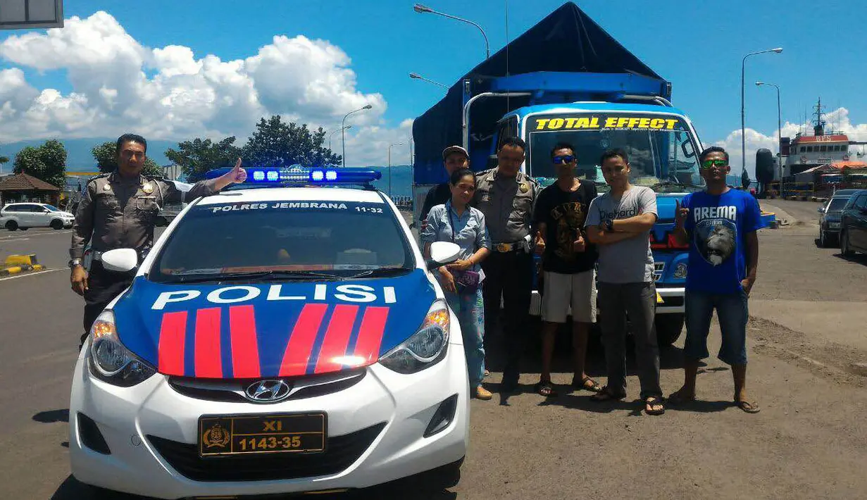 Truk pengangkut bendera merah putih raksasa bertajuk One Soul One Nation dan Aremania mendapat pengawalan polisi Polda Bali saat tiba di Pelabuhan Gilimanuk, Jumat (25/3/2016). (Bola.com/Aremania)