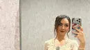 Ersya Aurelia memilih kebaya brokat model kutubaru yang sederhana namun tetap memancarkan aura elegan. Potongan klasik ini memberikan sentuhan tradisional yang tetap stylish. [@ersyaaurelia].