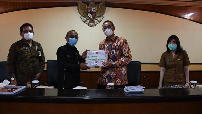 Tim Taskforce Kemenkes Wilayah Jawa Timur yang dipimpin Staf Ahli Menteri Bidang Ekonomi Kesehatan Kemenkes RI H. M. Subuh berdiskusi dengan jajaran Pemerintah Kota Pasuruan, Jawa Timur pada Selasa (3/11/2020). (Kementerian Kesehatan RI)