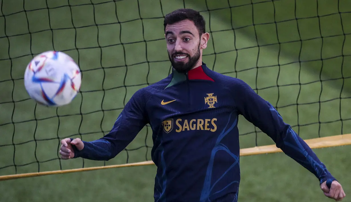 elandang Portugal Bruno Fernandes menghadiri sesi latihan jelang menghadapi Timnas Nigeria di Lisbon, Rabu (16/11/2022). Cristiano Ronaldo dipastikan absen dalam pertandingan uji coba Portugal vs Nigeria, 18 November 2022 dini hari WIB, karena mengalami gastritis atau sakit lambung. (CARLOS COSTA / AFP)