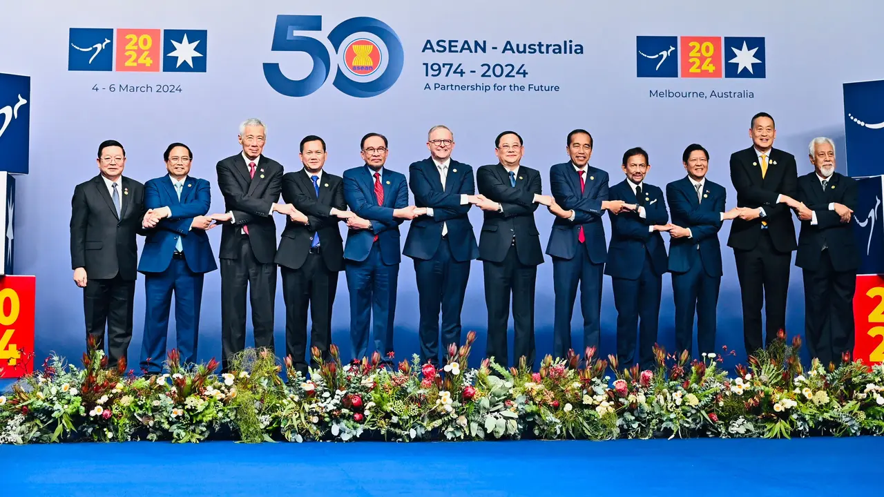 Pose di Forum KTT ASEAN-Australia, Jokowi Diapit Sultan Brunei dan PM LaosKTT ASEAN-Australia, Jokowi Diapit Sultan Brunei dan PM Laos