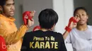 Para atlet Karateka Indonesia tengah berdiskusi tentang tkenik dalam sebuah sesi latihan di Senayan Jakarta. (Bola.com/Nicklas Hanoatubun)