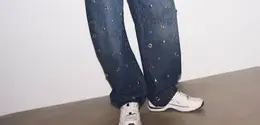 Setelah sempat dianggap unik, barrel jeans kini semakin mudah ditemukan dan mulai menjadi pilihan untuk gaya sehari-hari. (Foto/Dok: Stradivarius)