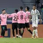 Lionel Messi berselebrasi usai mencetak gol kedua Barcelona ke gawang Juventus pada mathday kedua Grup G Liga Champions di Allianz Stadium, Kamis (29/10/2020). (AP Photo / Antonio Calanni)