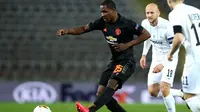 Striker Manchester United (MU), Odion Ighalo melewati kepungan dua pemain LASK Linz di laga Liga Europa. (Doc Man United)