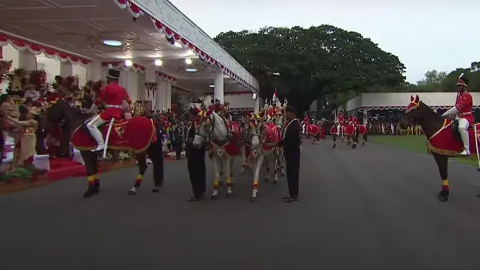 <p>Kirab budaya iringi pengembalian duplikat bendera merah putih dan teks proklamasi dari Istana Merdeka ke Monas, Jakarta Pusat. (Youtube: Sekretariat Presiden)</p>