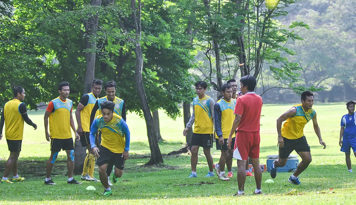 Namun sayang pada latihan itu ada 12 pemain Sing Edan yang absen karena libur akhir tahun. (Bola.com/Kevin Setiawan)