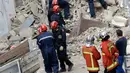 Petugas pemadam kebakaran terlihat berada dekat bangunan yang runtuh di kota Marseille, selatan Prancis, Senin (5/11). Kuat dugaan insiden runtuhnya bangunan tersebut karena sudah tua dan dalam kondisi rusak. (AP/Claude Paris)
