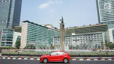 Sebuah mobil melintas di sekitar Bundaran HI, Jakarta Pusat, Minggu (11/8/2019). Pemprov DKI meniadakan Hari bebas kendaraan atau car free day (CFD) di sepanjang Jalan Jenderal Sudirman hingga Jalan MH Thamrin karena bertepatan dengan Idul Adha. (Liputan6.com/Immanuel Antonius)