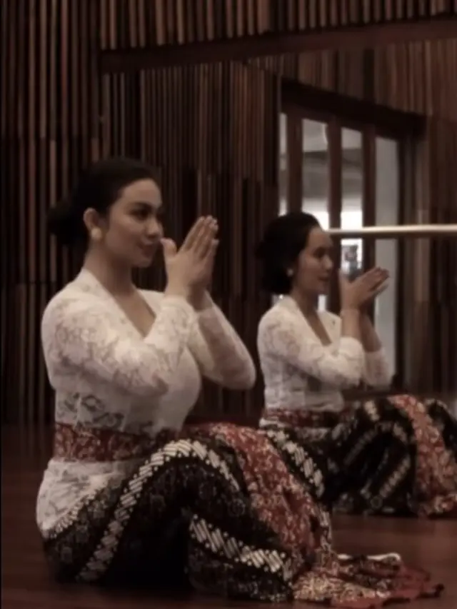 Ariel Tatum belajar tari Jawa (Instagram/arieltatum)