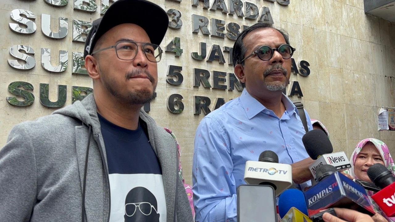 Ditemani Haris Azhar, Pandji Pragiwaksono Datangi Polda Metro Jaya Diperiksa Terkait Materi Stand Up Mens Rea