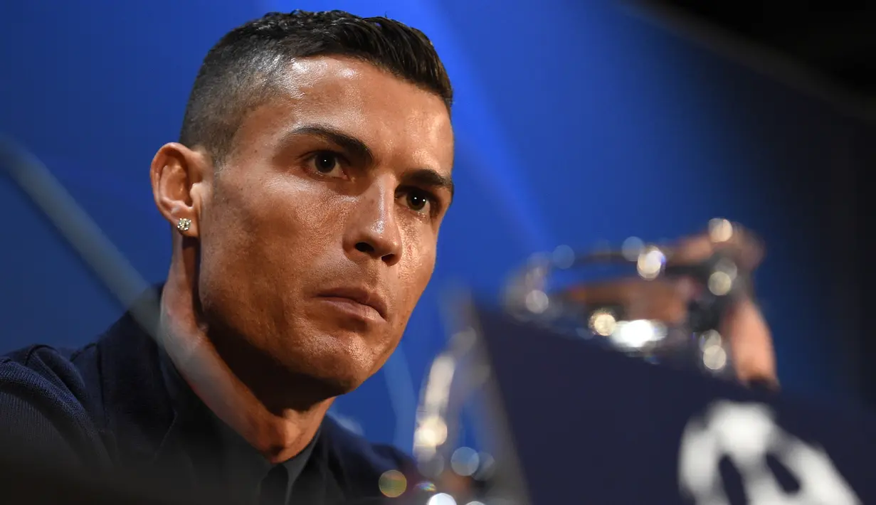 Cristiano Ronaldo saat konferensi pers jelang bertanding melawan Manchester United pada grup H Liga Champions, Inggris (22/10). Ronaldo akan bertanding melawan bekas klub lamanya Manchester United pada grup H Liga Champions. (AFP Photo/Oli Scarff)