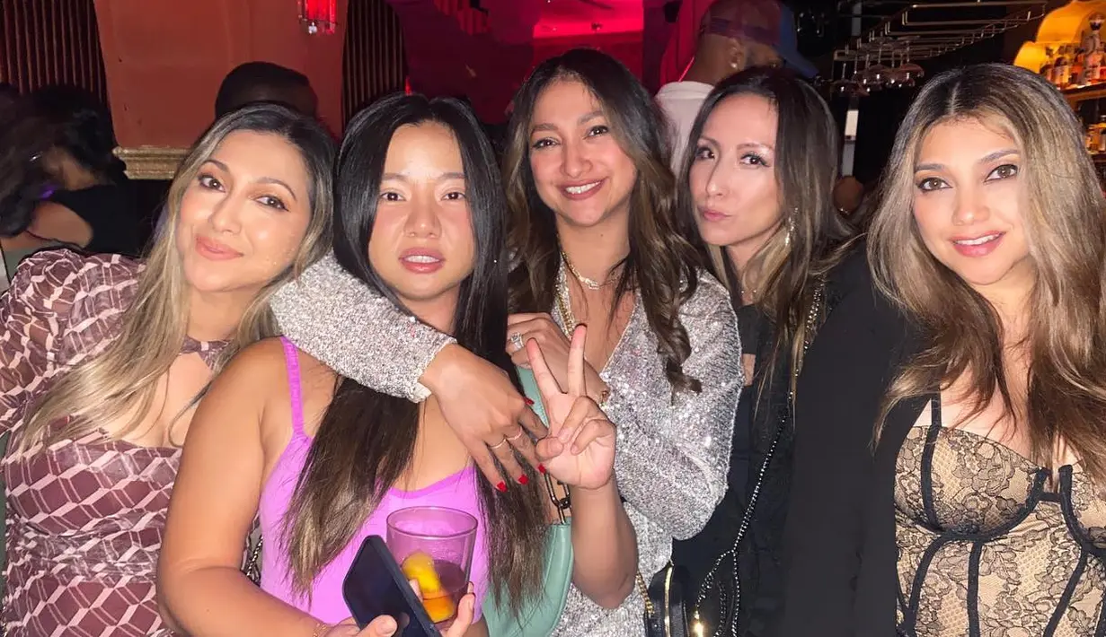 <p>Momen spesial ini sendiri dirayakan dengan orang-orang terdekatnya. Oleh karena itu, pesta ulang tahun Rahma terasa menyenangkan dan seru. (Foto: Instagram/sazarita)</p>