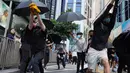 Para pengunjuk rasa menggunakan ketapel mencoba menembak saat demonstrasi di Hong Kong (11/11/2019). Ketapel hingga panahan digunakan para demonstran Hong Kong sebagai senjata saat unjuk rasa yang telah berlangsung selama lima bulan. (AP Photo/Vincent Yu)