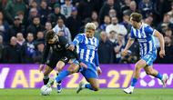 Georgino Rutter melepaskan tekel ke arah Pedro Neto di laga Brighton vs Chelsea, Rabu (22/4/2026) (Gareth Fuller/PA via AP)