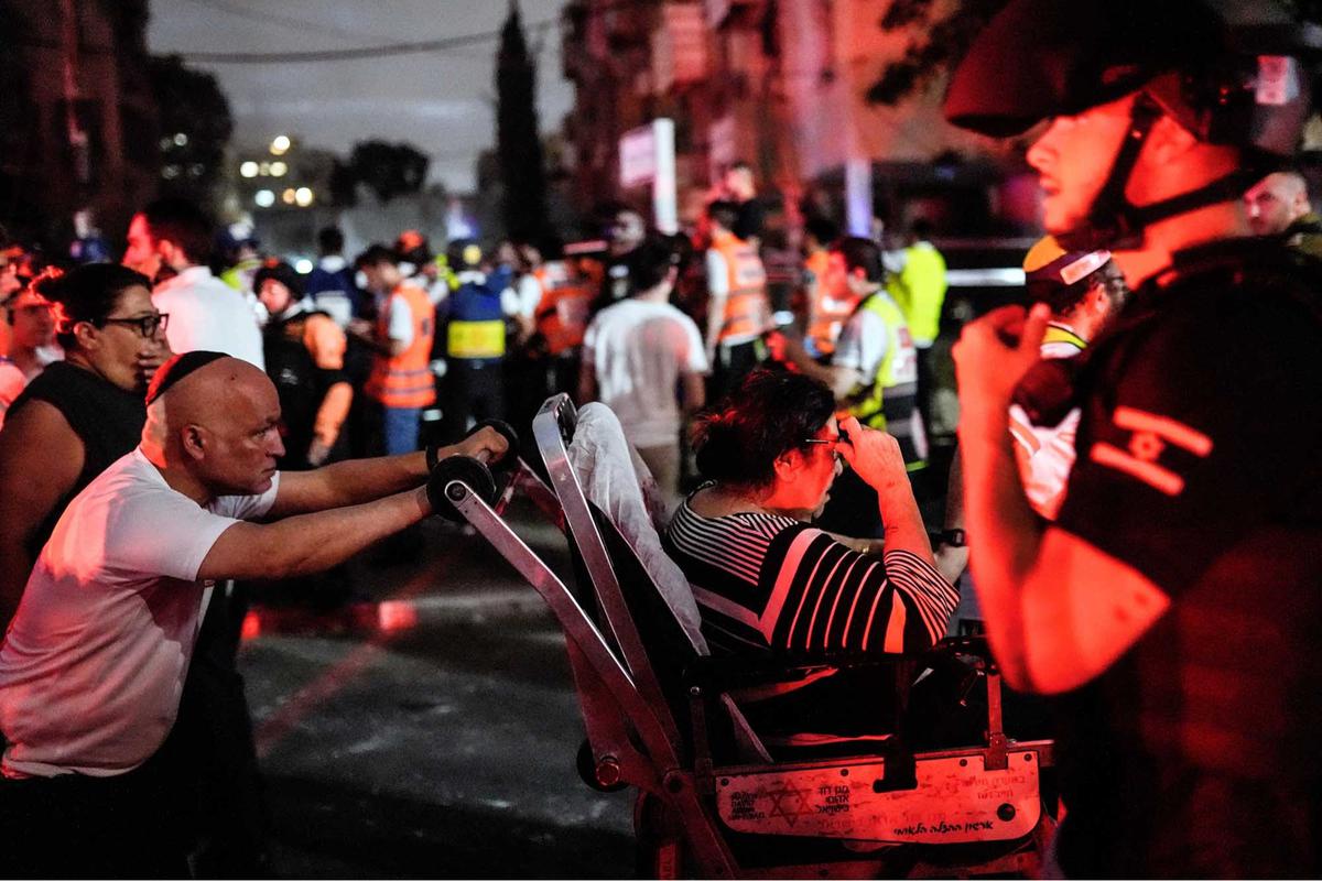 FOTO: Malam Mencekam Bagi Warga Saat Ratusan Rudal Iran Terus  Hujani Langit Israel