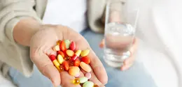 Kenali bahaya minum suplemen berlebihan tanpa konsultasi dokter berikut ini! (Foto/Dok: freepik.com/wayhomestudio)
