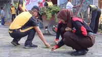 Keren, Jalan Sehat sambil Bersih-Bersih Tempat Ibadah dan Bagi Bansos