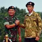 Presiden Joko Widodo dan Panglima TNI Jenderal Moeldoko  saat mengikuti upacara pengangkatan Presiden Jokowi sebagai warga kehormatan Pasukan khusus TNI di Markas Besar TNI Cilangkap, Jakarta Timur, Kamis (16/4/2015). (Liputan6.com/Yoppy Renato)