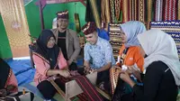 Direktur BTPN Syariah Fachmy Achmad bersama para ibu-ibu nasabah di Lampung. Dok BTPN Syariah
