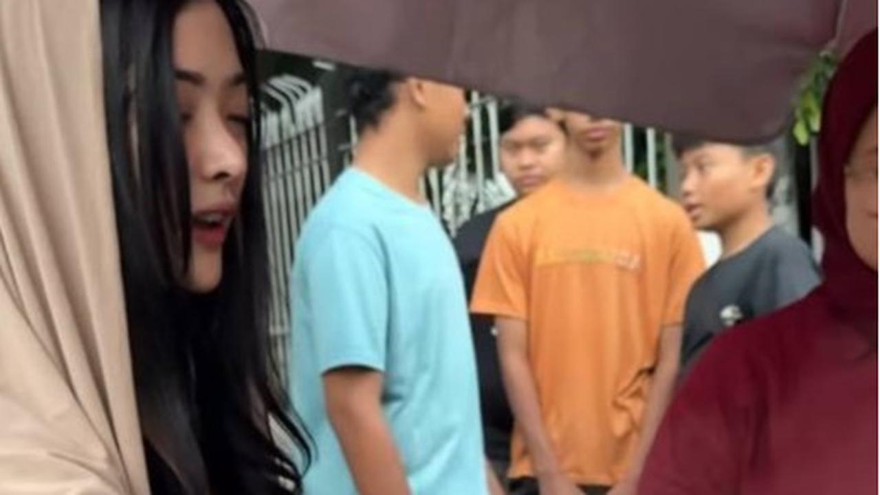 Momen Kocak Dara Sarasvati Berburu Takjil, Tiba-Tiba Dikasih Pantun Tukang Parkir